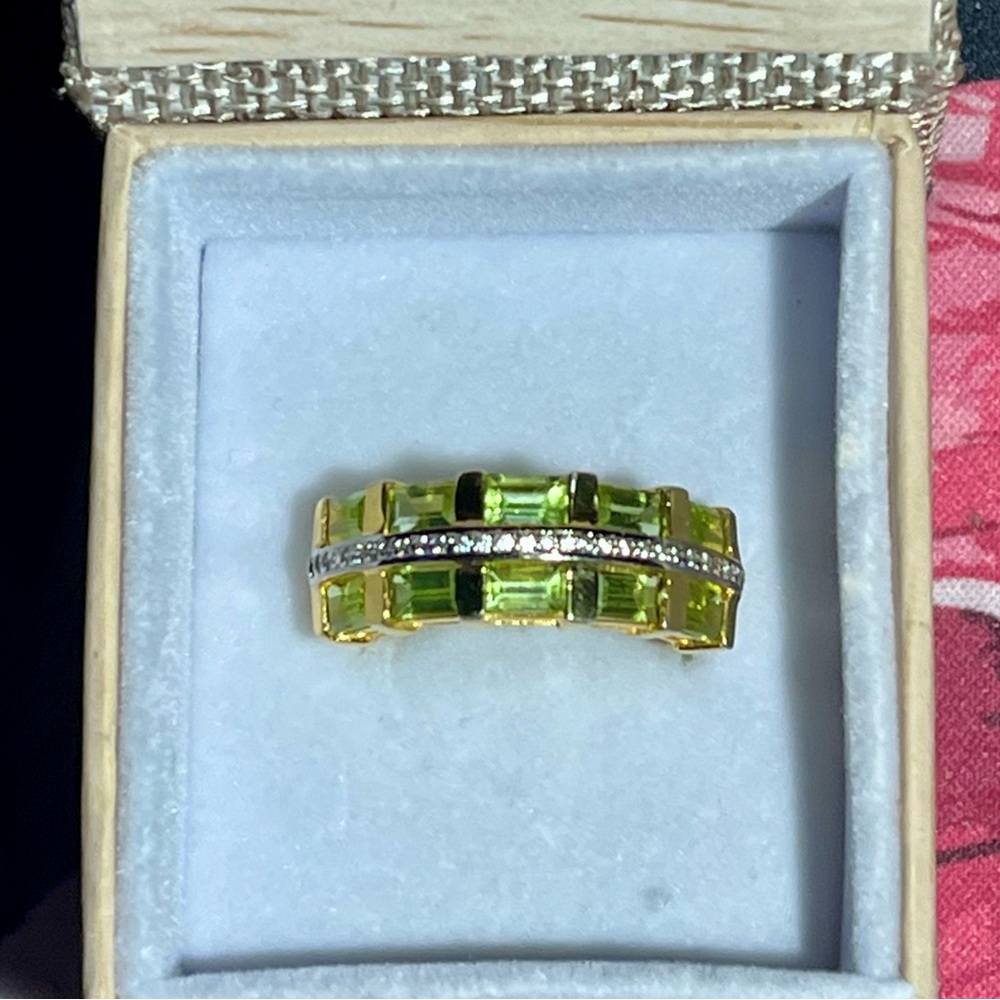 Elegant Gold and Green Gemstone Ring